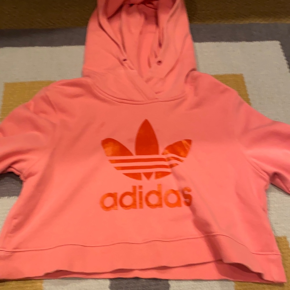 his is a adidas sweatshirt it’s a size small